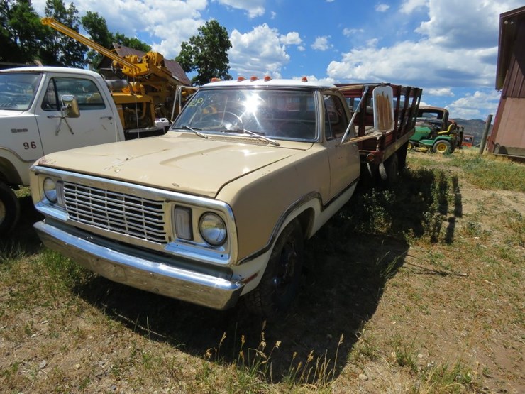 1972-dodge-d300-1-ton-pickup-with-stock-bed-image-13