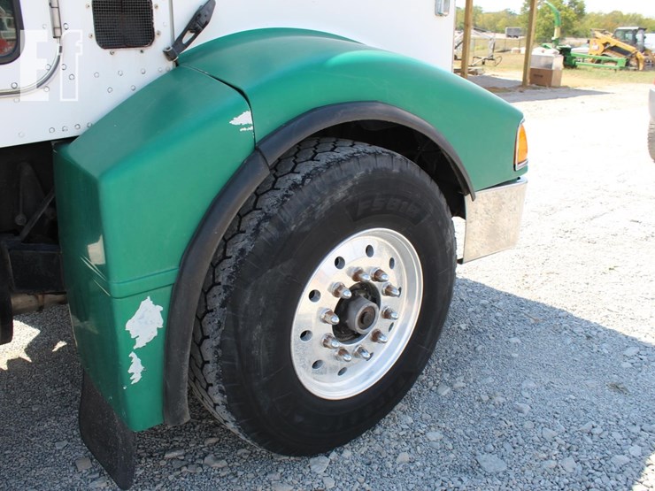 2005-peterbilt-385-image-13