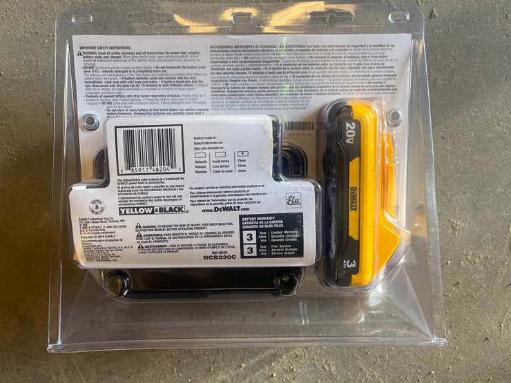 #2014-•-dewalt-20v-battery-and-charger-image-2