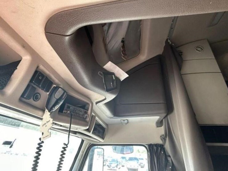 2015-volvo-t/a-hiway-tractor---sleeper-4v4nc9eh3fn-image-17
