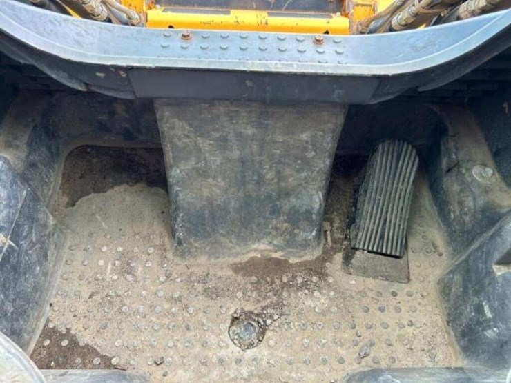 2017-deere-320e-image-15