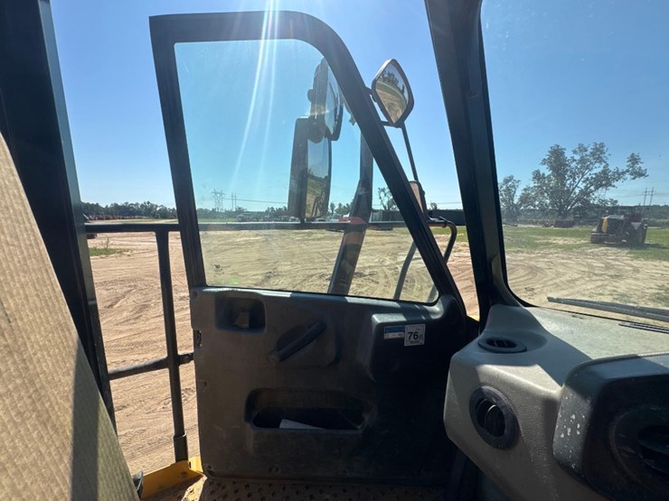 2016-caterpillar-730c2-image-25
