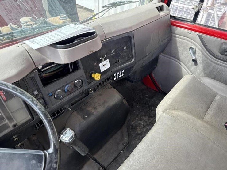 1998-international-4700-image-34