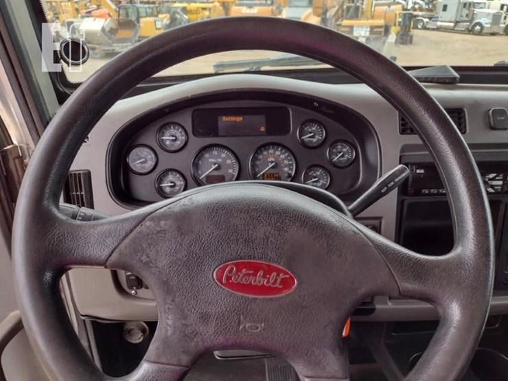 2016-peterbilt-348-image-13