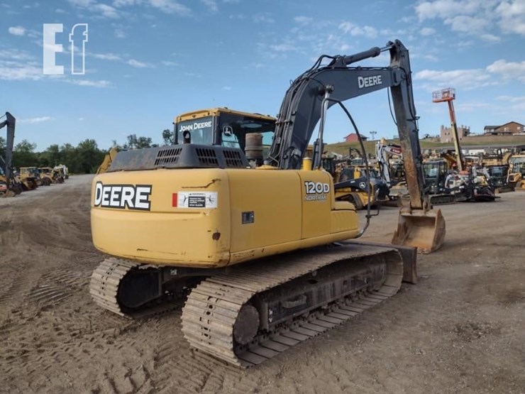 2010-deere-120d-image-50