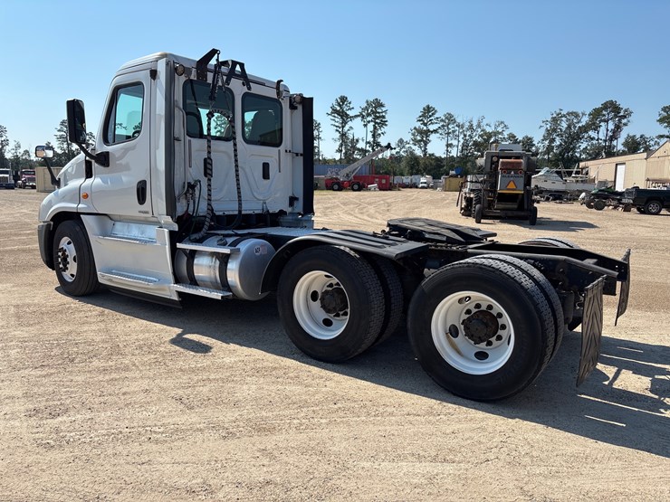 #208-•-2016-freightliner-cascadia-image-4