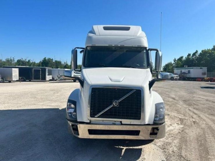 2015-volvo-t/a-hiway-tractor---sleeper-4v4nc9eh3fn-image-2
