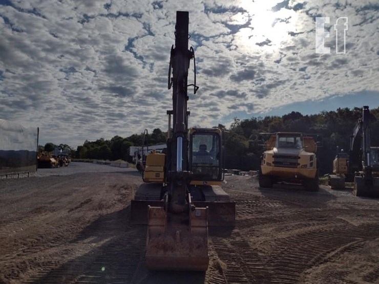 2010-deere-120d-image-2