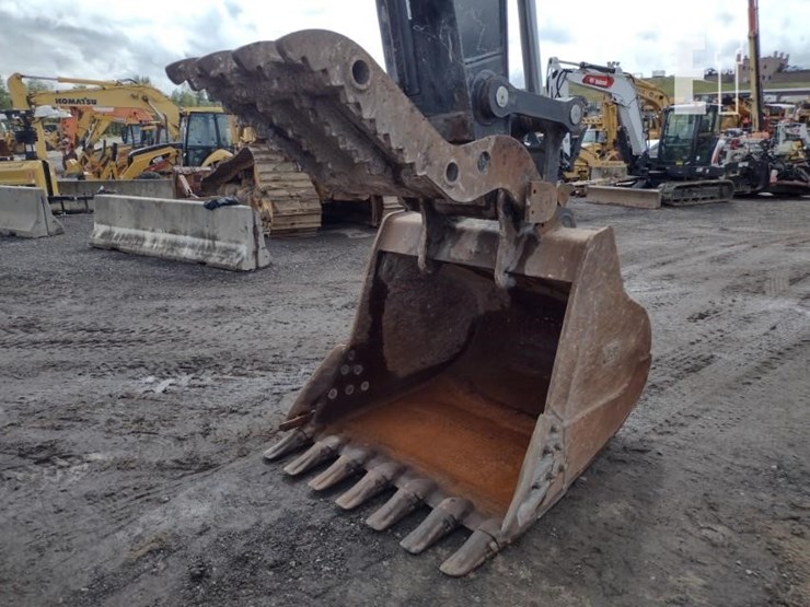 2021-deere-250g-lc-image-18