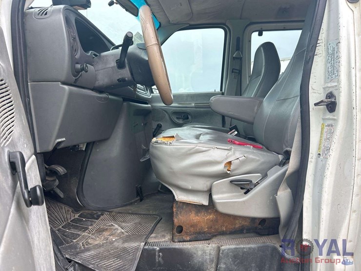 2005-ford-cargo-image-10