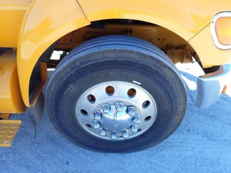 2005-ford-f750-xlt-image-40