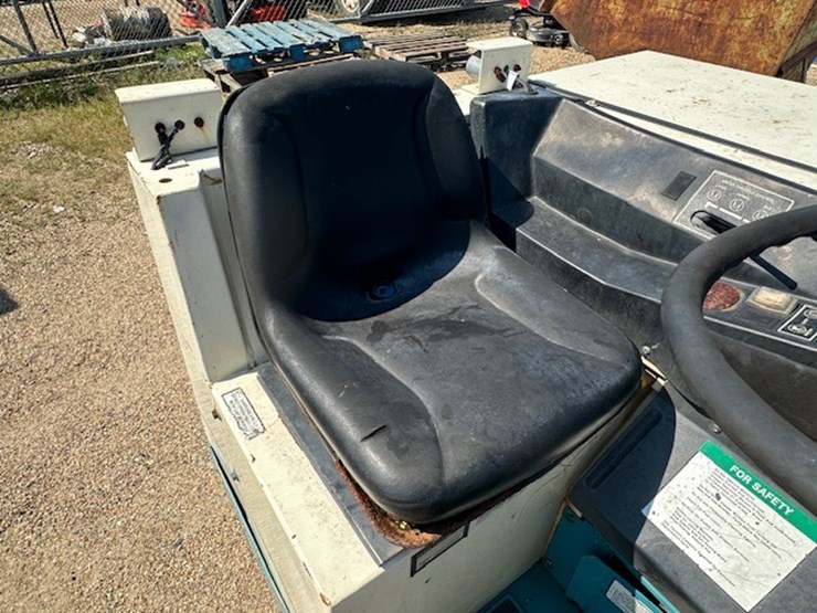 #2267-•-tennant-225-ride-on-sweeper-|-parts-or-repair-image-12
