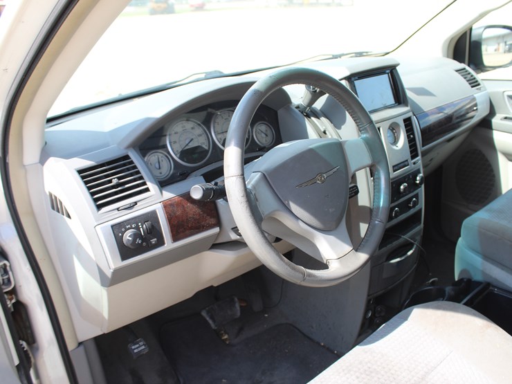 2010-chrysler-town-&-country-image-8