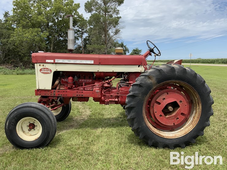 mccormick-farmall-560-2wd-tractor-image-8