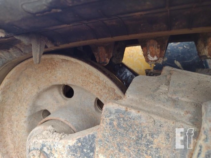 2015-deere-329e-image-25