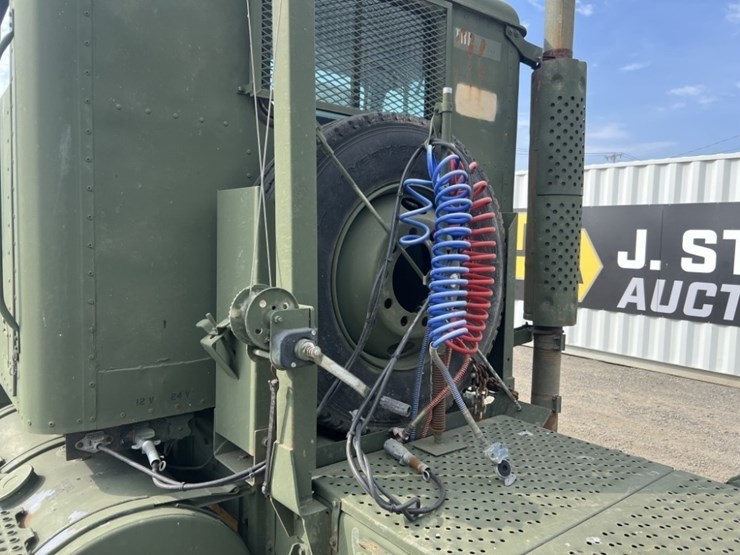 2009-am-general-m915a1-image-16