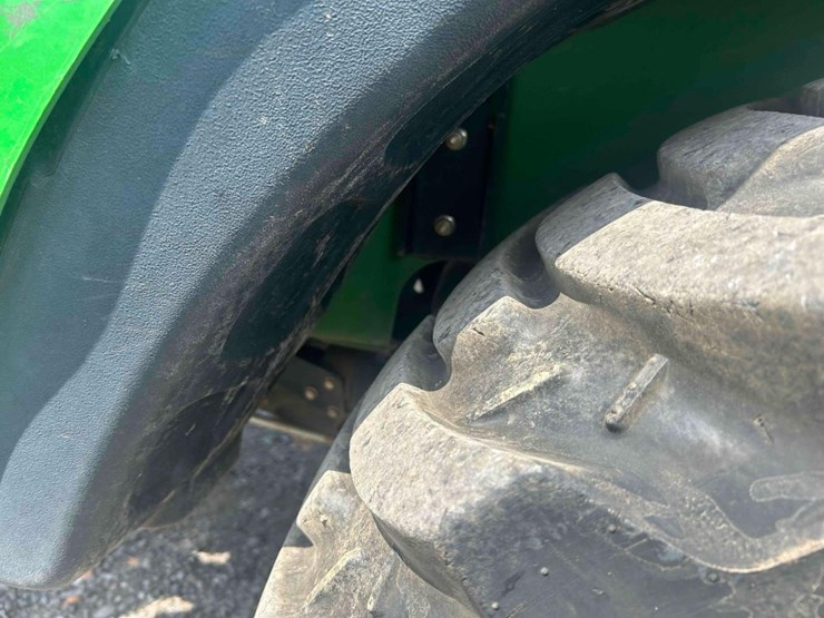 2021-john-deere-2032r-image-12