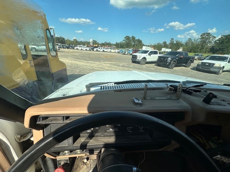 1983-ford-7000-image-43