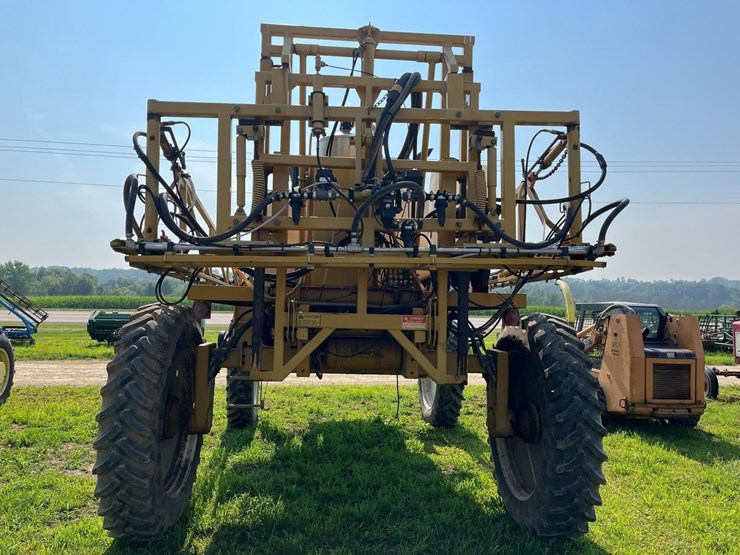 rogator-664-sprayer-image-10