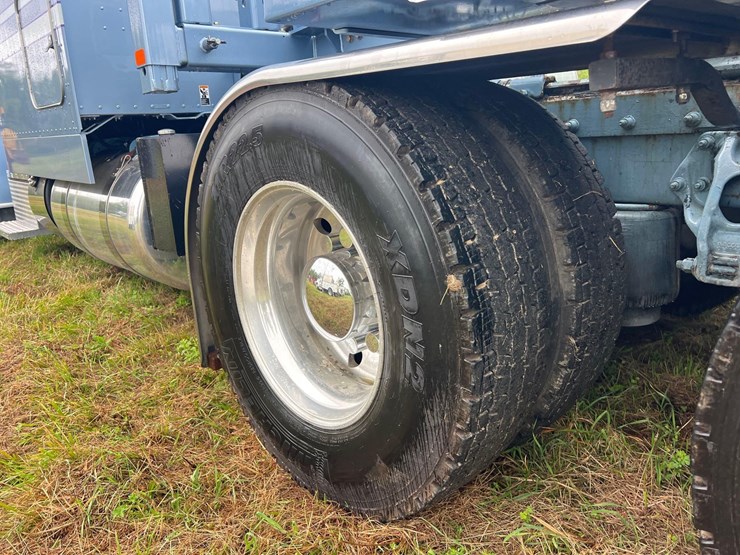 2019-peterbilt-389-image-12