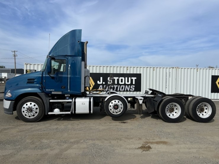 2013-mack-cxu613-tri-axle-truck-tractor-image-7