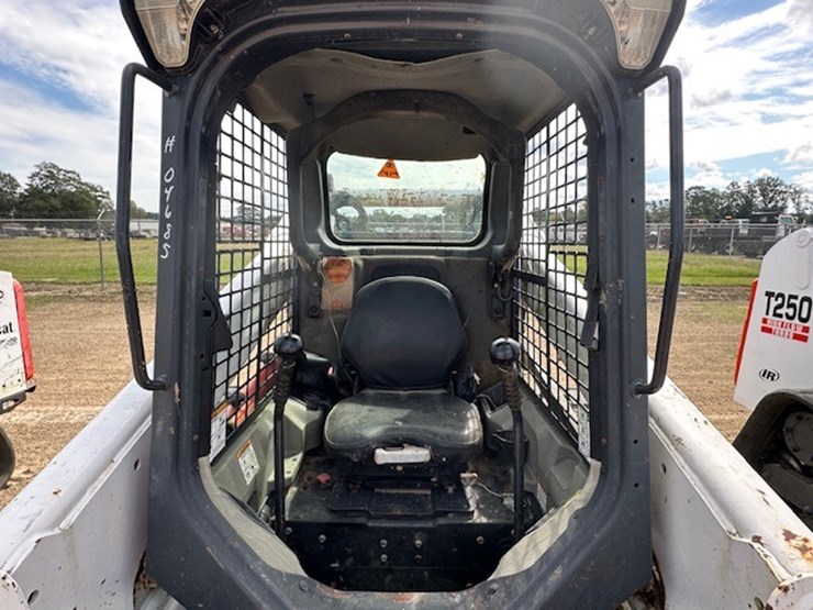 2015-bobcat-t750-image-22