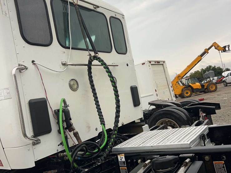 2018-peterbilt-t/a-daycab-semi-truck-image-13