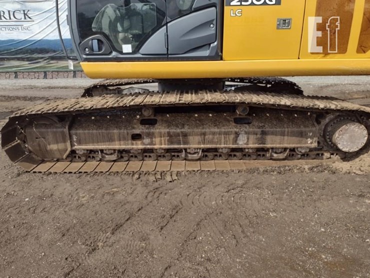 2021-deere-250g-lc-image-31