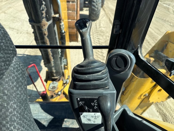 2019-caterpillar-420f2-image-32