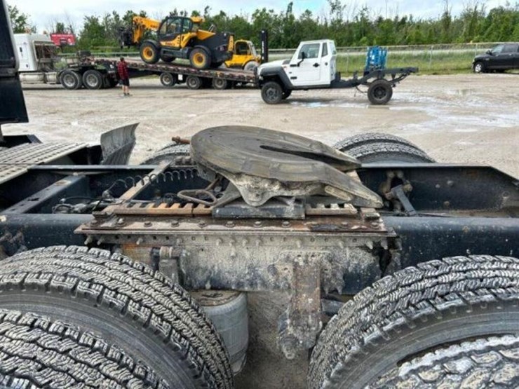 2016-volvo-t/a-hiway-tractor---sleeper-4v4nc9eh7gn-image-56