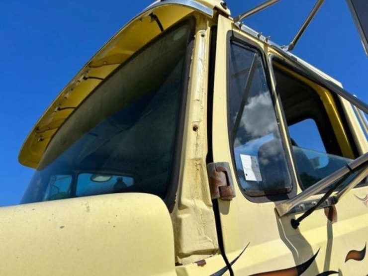 2002-freightliner-fl112-image-68