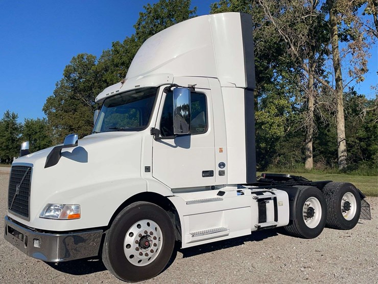 2017-volvo-day-cab-semi-image-1