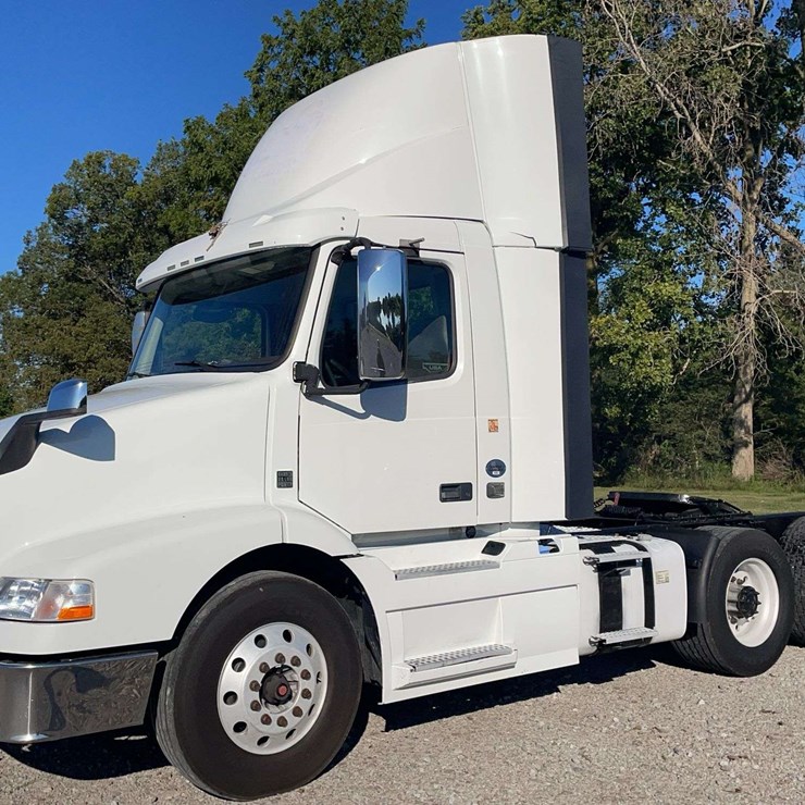 2017 Volvo day cab semi