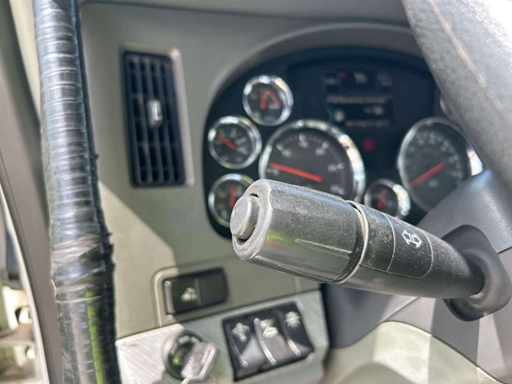 2016-kenworth-t880-image-15