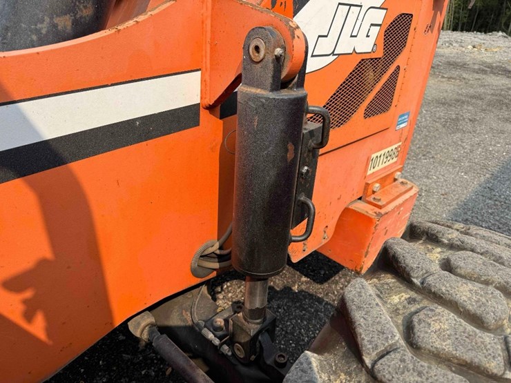 2013-jlg-8042-image-18