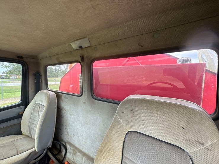2001-freightliner-fl70-image-32