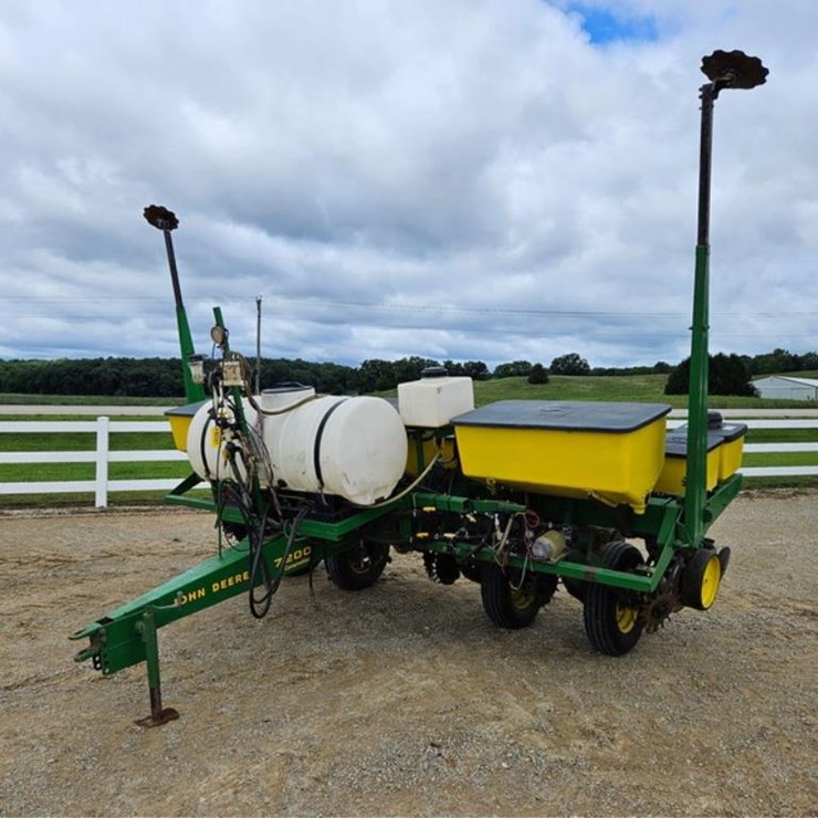JOHN DEERE 7200