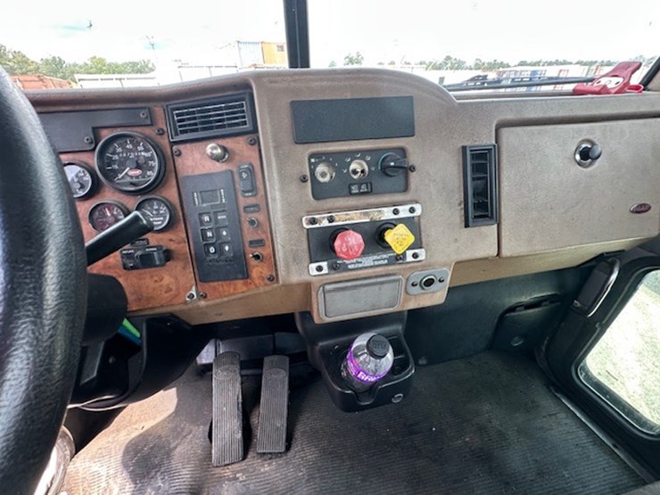 2008-peterbilt-335-image-45