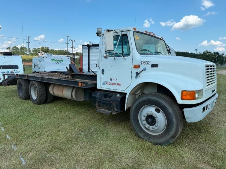 1996-international-4900-flatbed-truck-image-1
