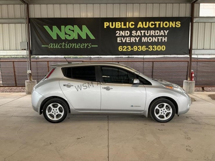 2014-nissan-leaf-sv-hatchback-image-1