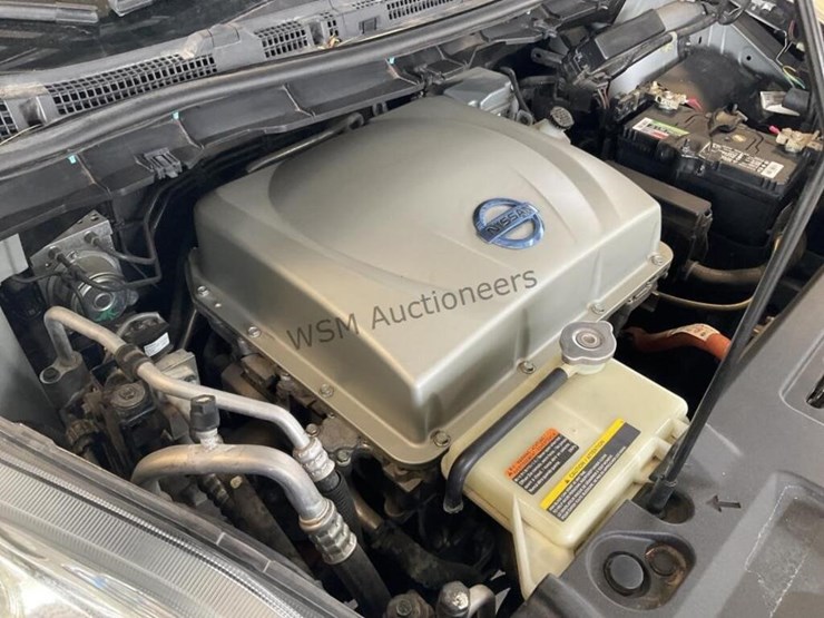 2014-nissan-leaf-sv-hatchback-image-13