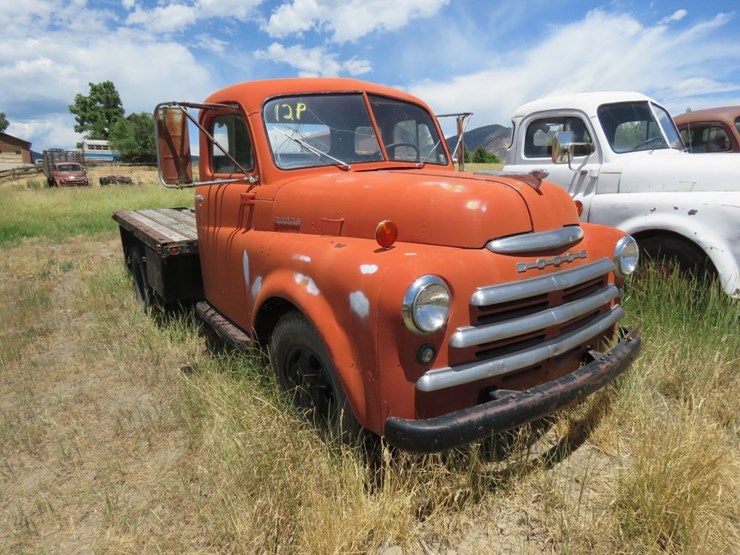 1949-dodge-b-1-d-126-1-ton-flatbed-truck-image-2