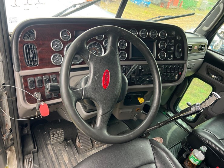 2019-peterbilt-389-image-29
