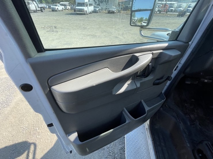 2014-chevrolet-express-paratransit-bus-image-22