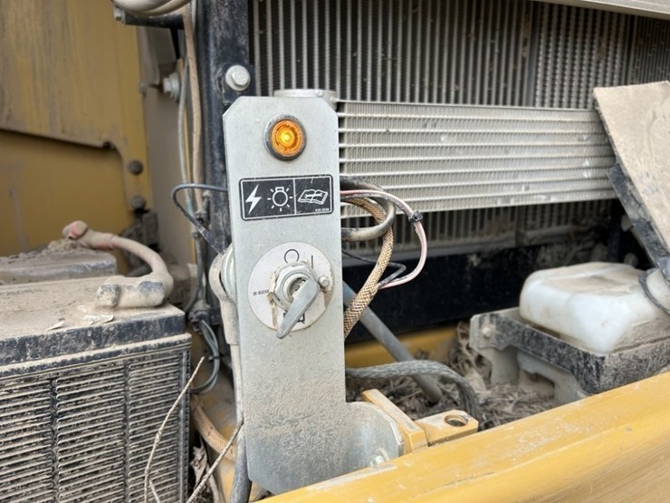 2017-caterpillar-320fl-image-40