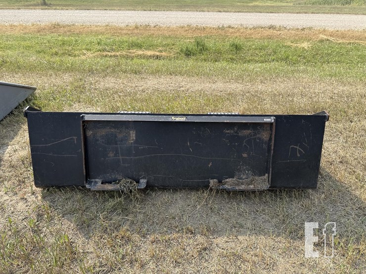 tomahawk-72-inch-skid-steer-dirt-bucket-image-6