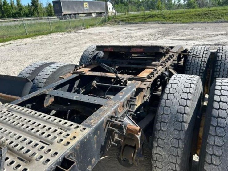 2013-volvo-t/a-hiway-tractor---day-cab-4v4nc9egxdn-image-38