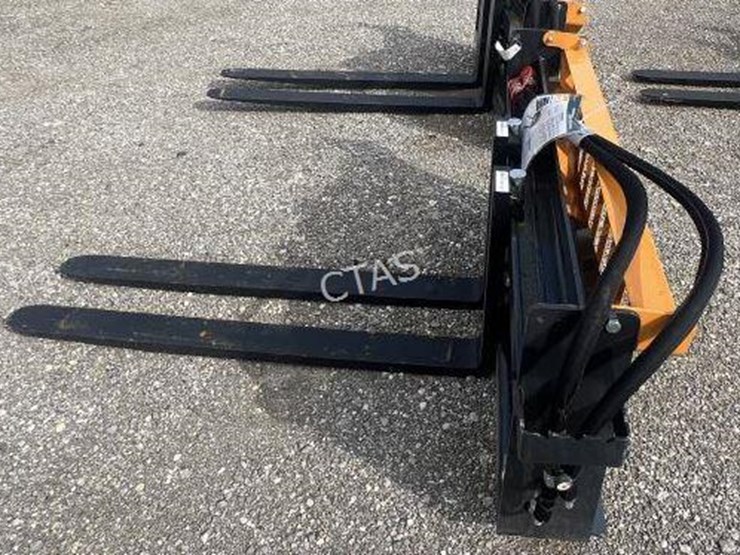 #145-•-wolverine-hydraulic-skid-steer-pallet-forks-image-3