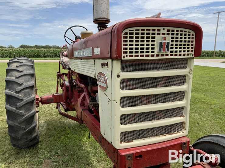 mccormick-farmall-560-2wd-tractor-image-13