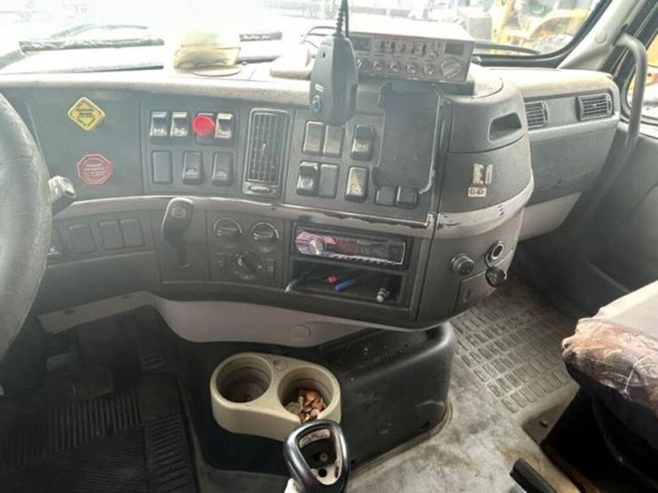 2005-volvo-tri/a-dump-truck-4v5k99gh55n391882-image-16